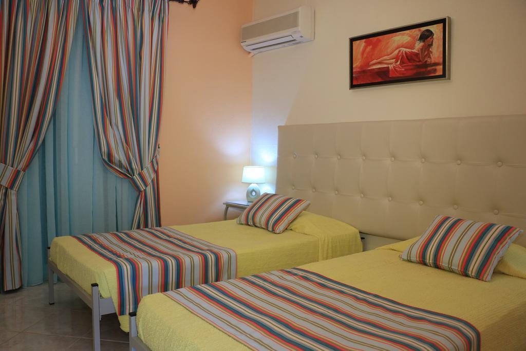 Aris Paramonas (Corfu)